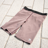 Le biker short à compression légère violet d'évêque