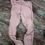 Le legging à compression légère violet d'évêque